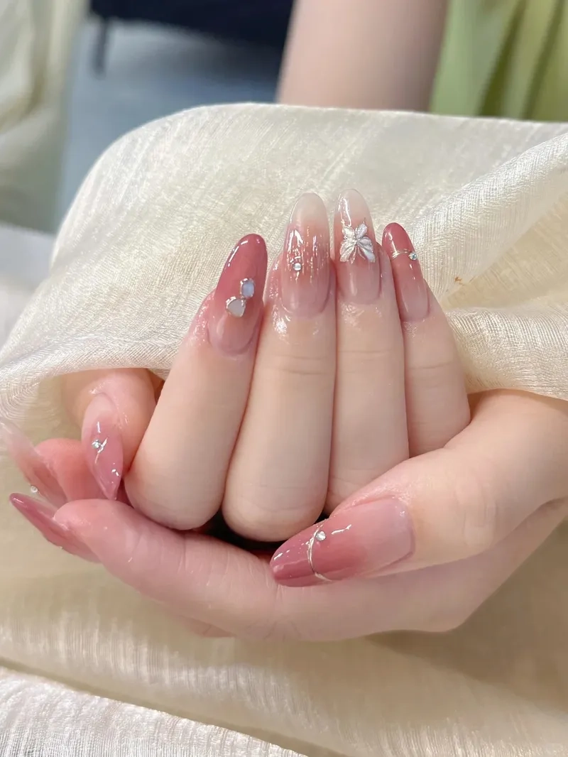 Cuốn hút mọi ánh nhìn với màu nail hồng thạch trẻ trung