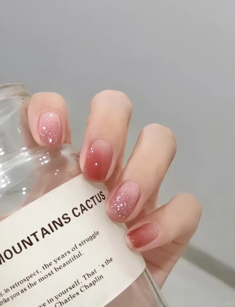 Nổi bật với mẫu móng thạch hồng độc đáo