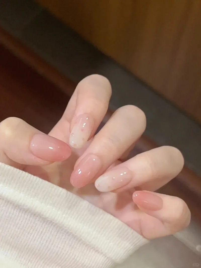 Tinh tế và thời thượng với mẫu nail màu thạch hồng