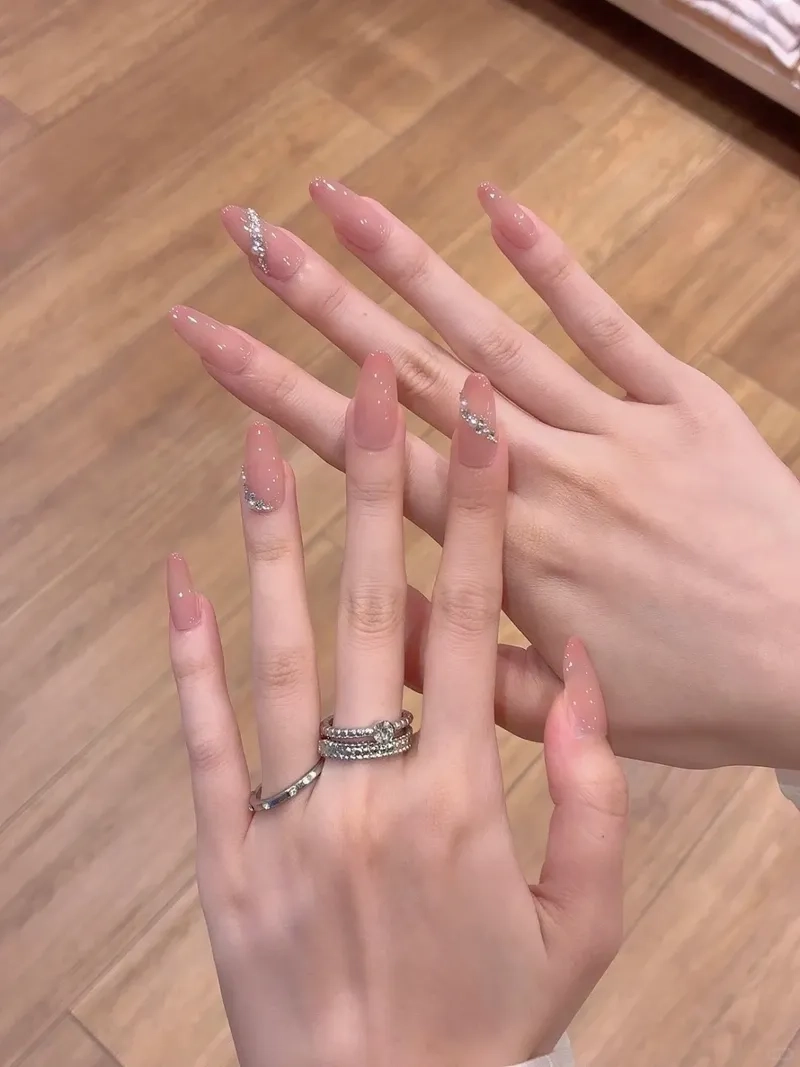 Biến tấu nhẹ với màu móng tay nude cho nàng thêm cuốn hút