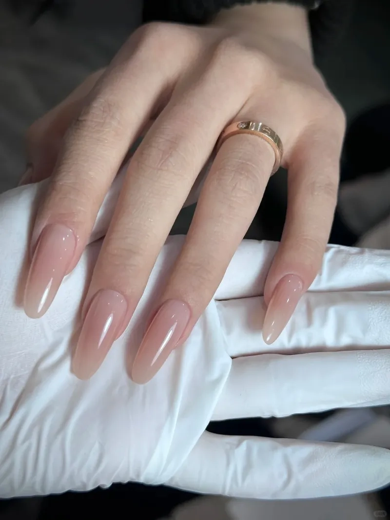 Tông màu nude móng tay sang chảnh dẫn đầu xu hướng