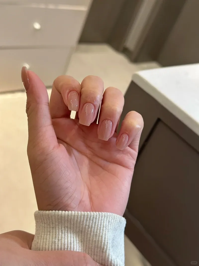 Phối trang phục cực dễ khi sơn màu nude nail