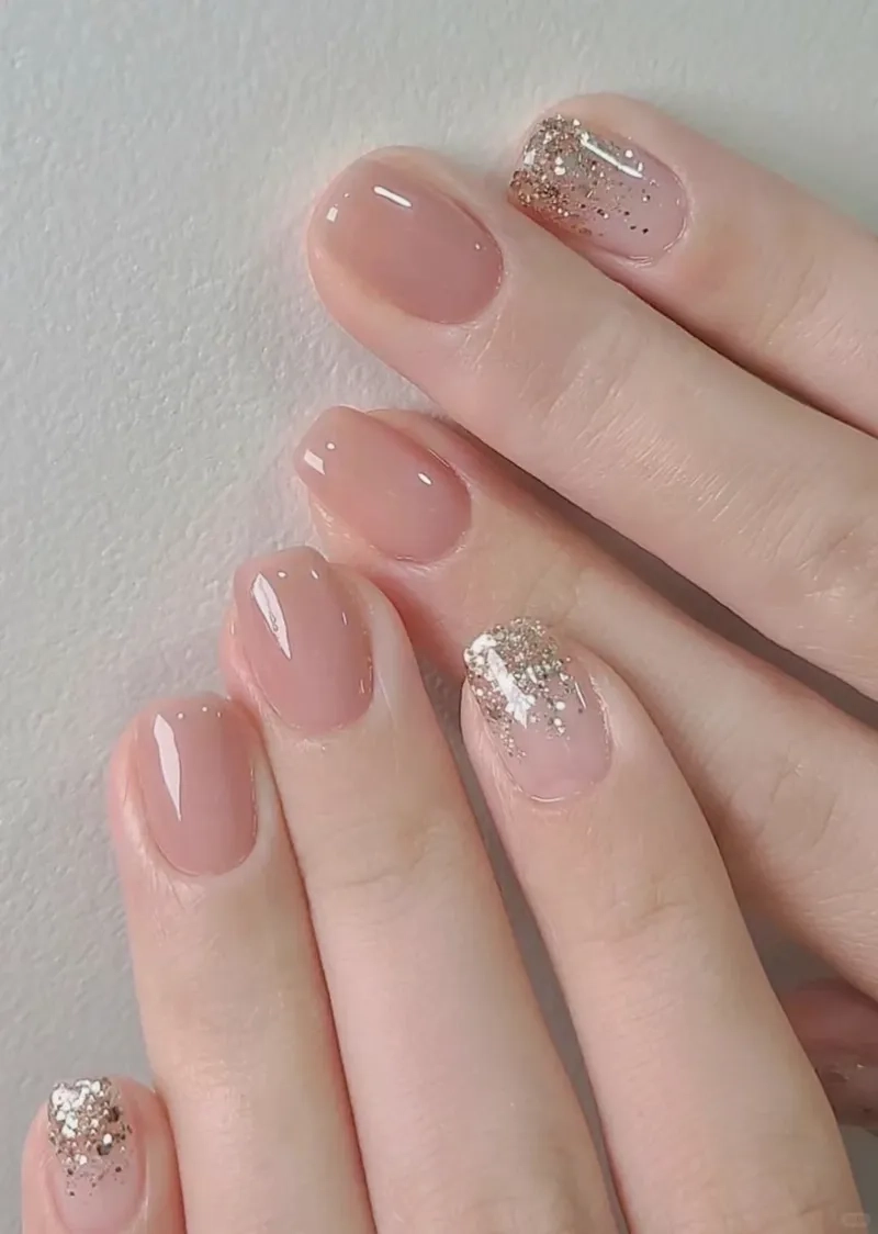 Khám phá vẻ đẹp thanh lịch từ màu sơn móng tay nude