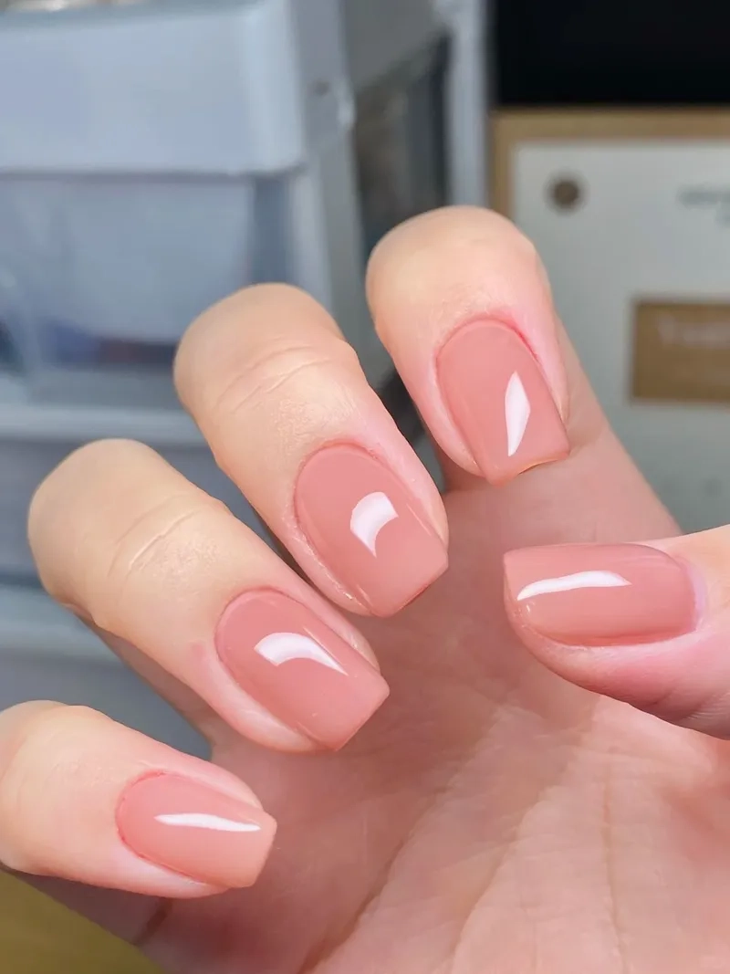 Nàng đã thử ngay nước sơn móng tay màu nude đang viral chưa