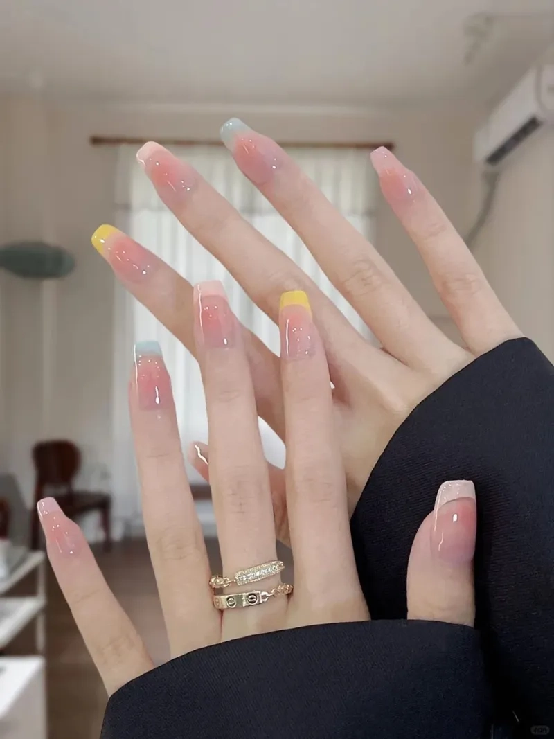 Tự tin sánh bước với sơn móng màu hồng pastel dịu dàng