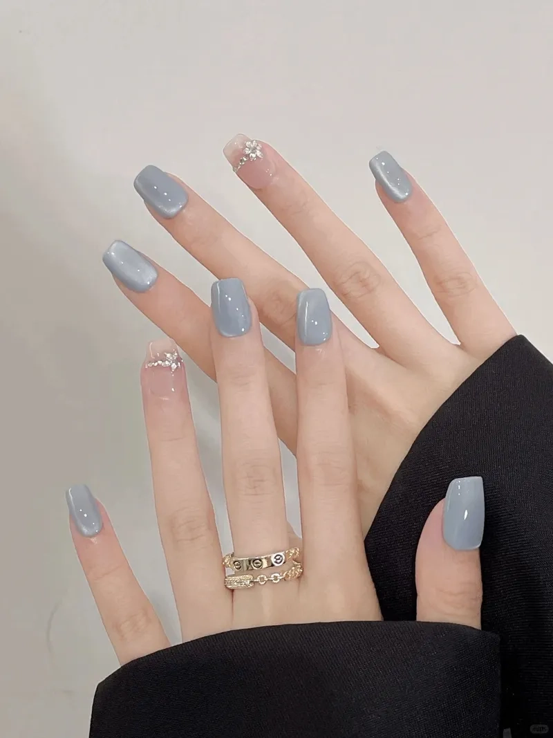 Thanh lịch cùng móng tay xanh pastel nổi bật