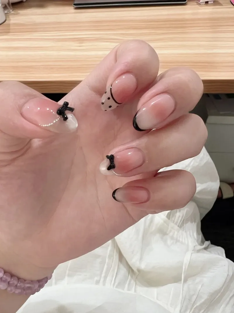 Tôn vinh vẻ đẹp nhẹ nhàng cùng form móng tròn nhọn thời thượng
