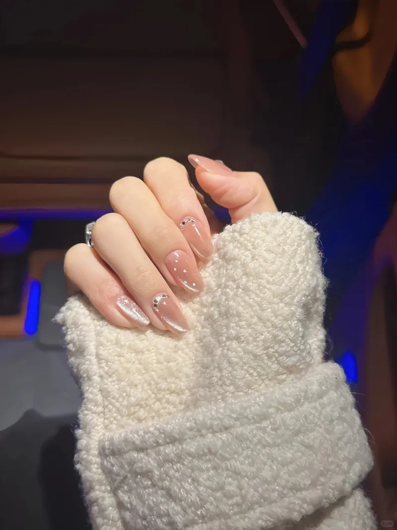 Sáng tạo phong cách riêng với mẫu nail tròn nhọn đầy cuốn hút