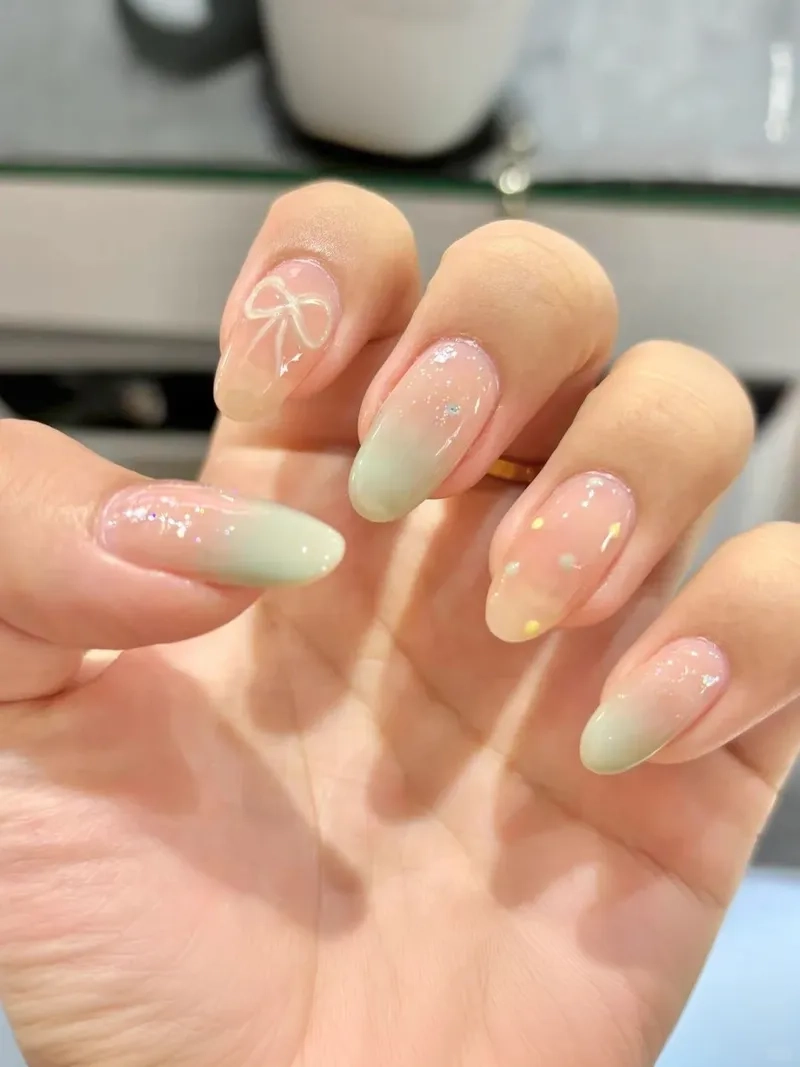 Mạnh mẽ pha lẫn mềm mại với kiểu dáng nail tròn nhọn
