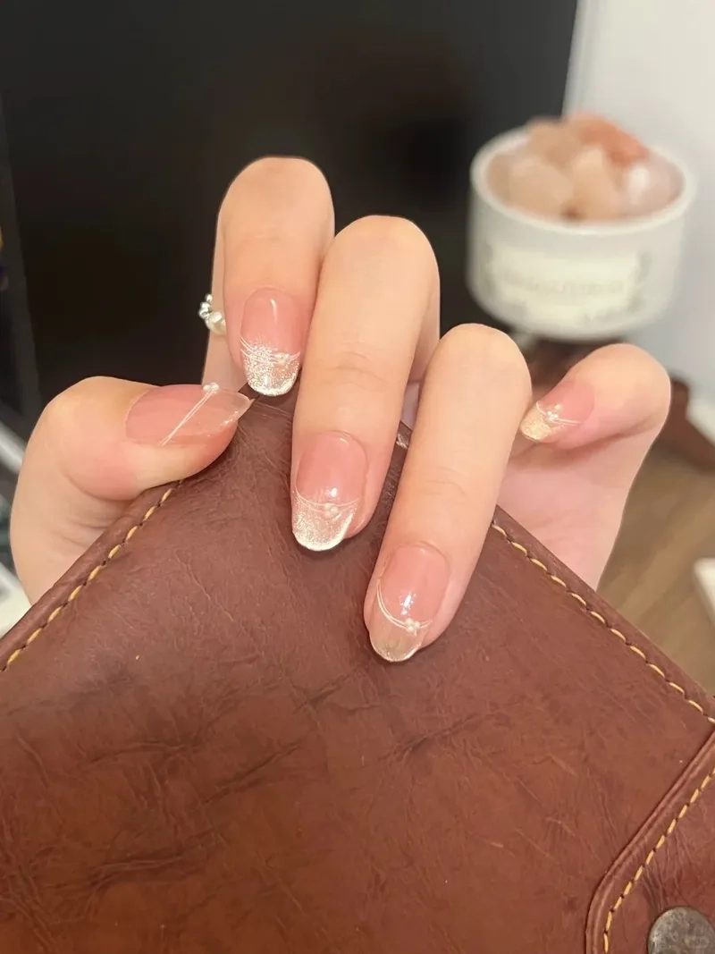 Đơn giản nhẹ nhàng nhưng vẫn nổi bật với mẫu móng tròn đơn giản