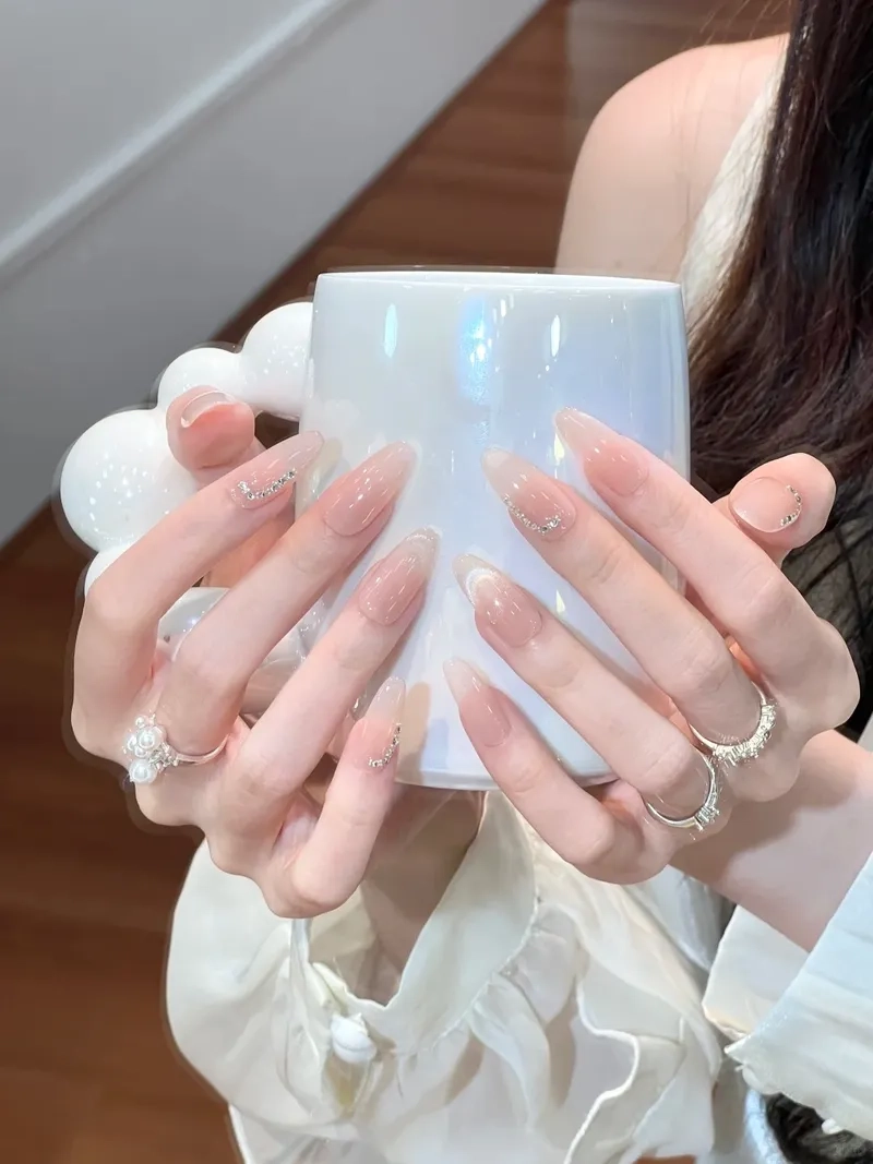 Tôn lên nét đẹp riêng biệt với mẫu móng tròn đẹp sang trọng