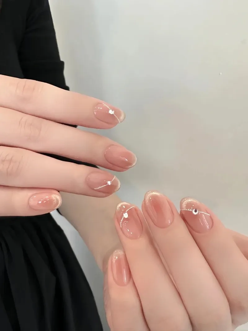 Phong cách trẻ trung cùng mẫu nail cho móng tròn ấn tượng