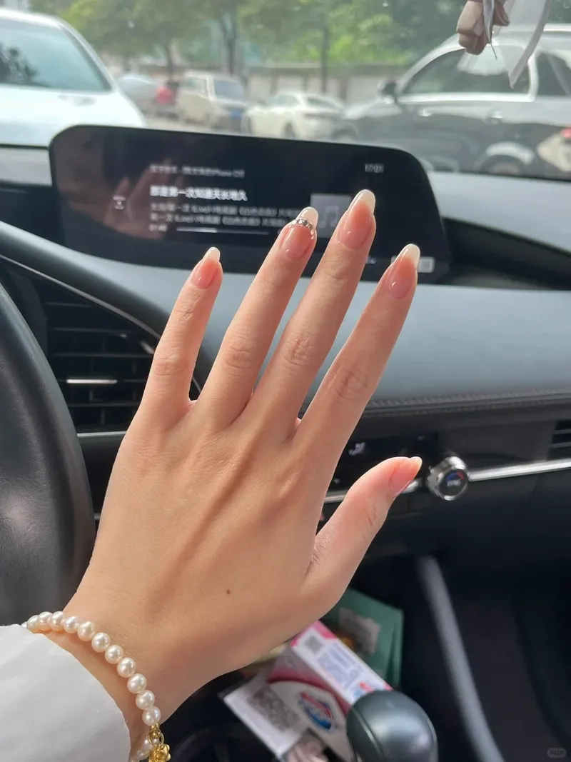 Đơn giản và tinh tế trong từng chi tiết với mẫu nail móng tròn đơn giản