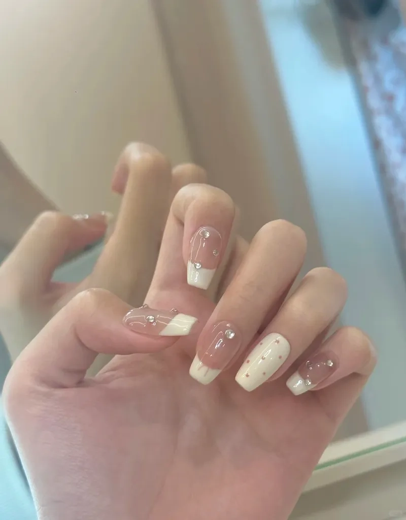 Sự đơn giản mà tinh tế với mẫu nail vuông đơn giản dễ áp dụng