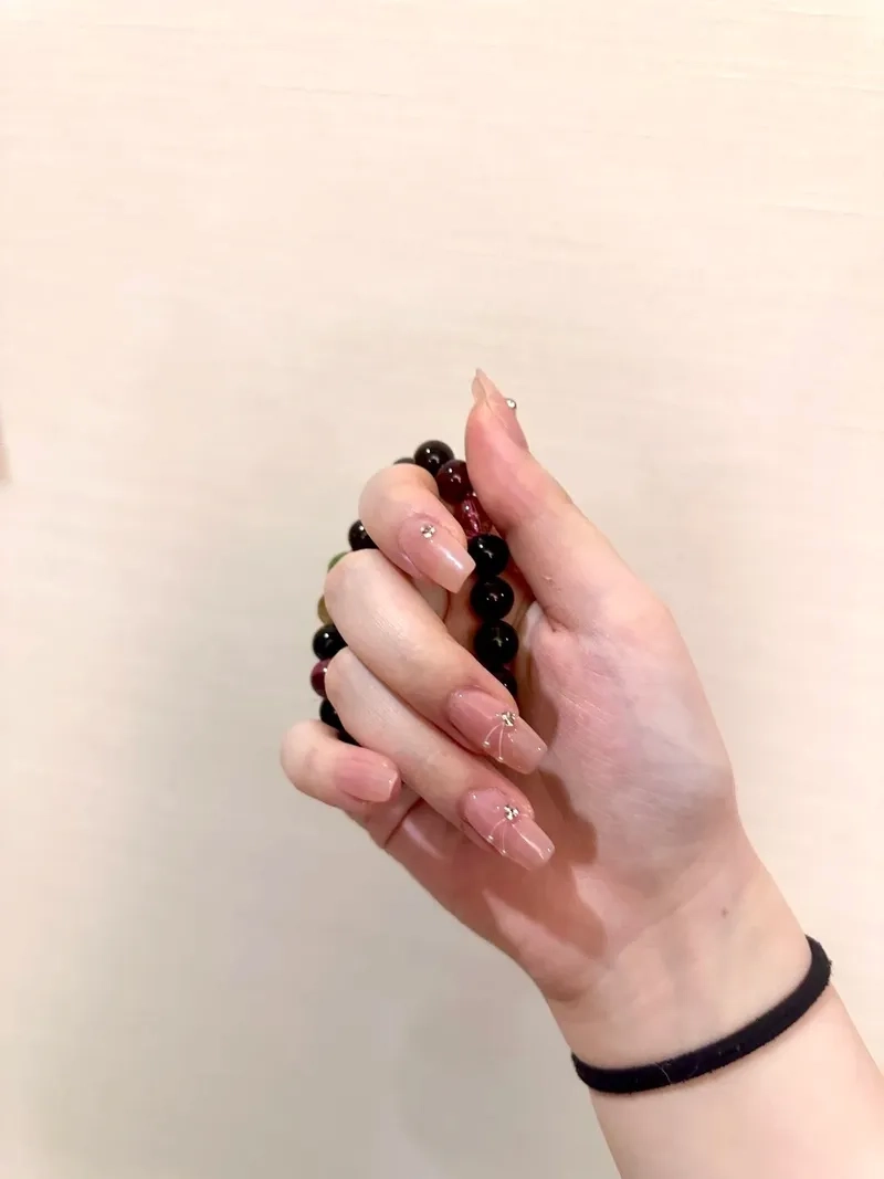 Hòa mình vào xu hướng với những mẫu nail đẹp vuông thời thượng nhất