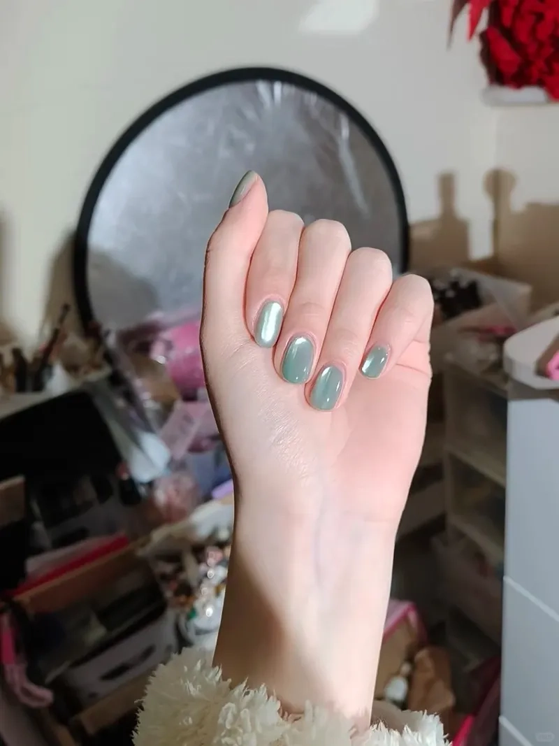 Màu sơn gel nổi bật và bền màu tạo vẻ đẹp hoàn hảo cho đôi tay