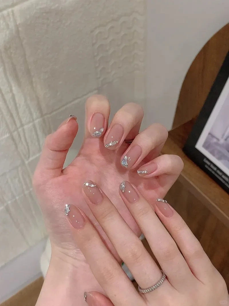 Màu móng sơn gel đẹp tôn lên nét duyên dáng của đôi tay bạn