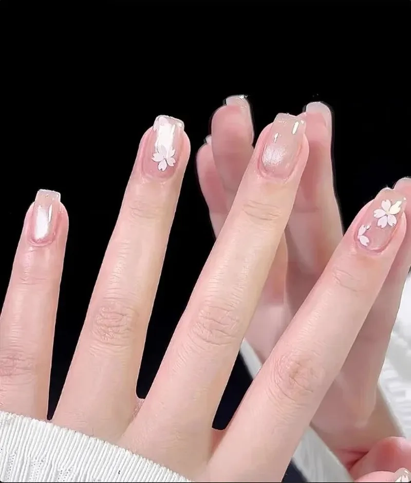 Màu sơn gel nhẹ nhàng phù hợp với phong cách tinh tế thanh lịch