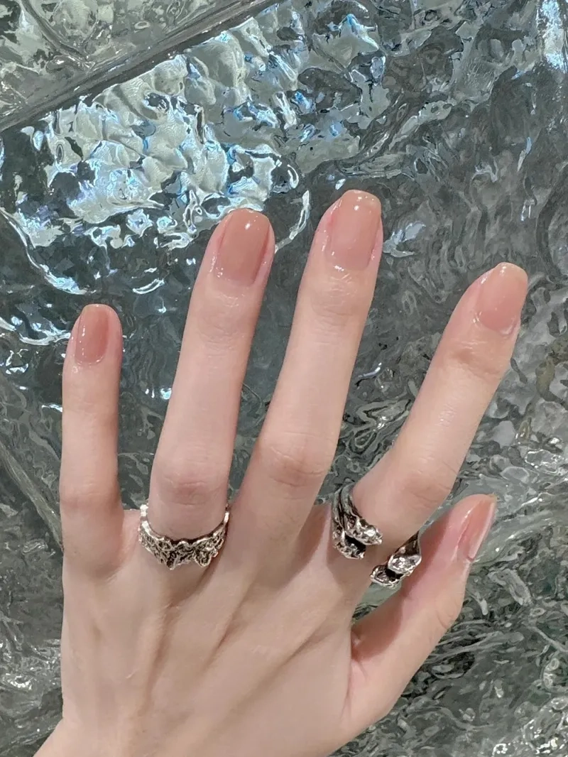 Màu sơn gel sáng da làm bật tông da sáng rạng rỡ hơn bao giờ hết