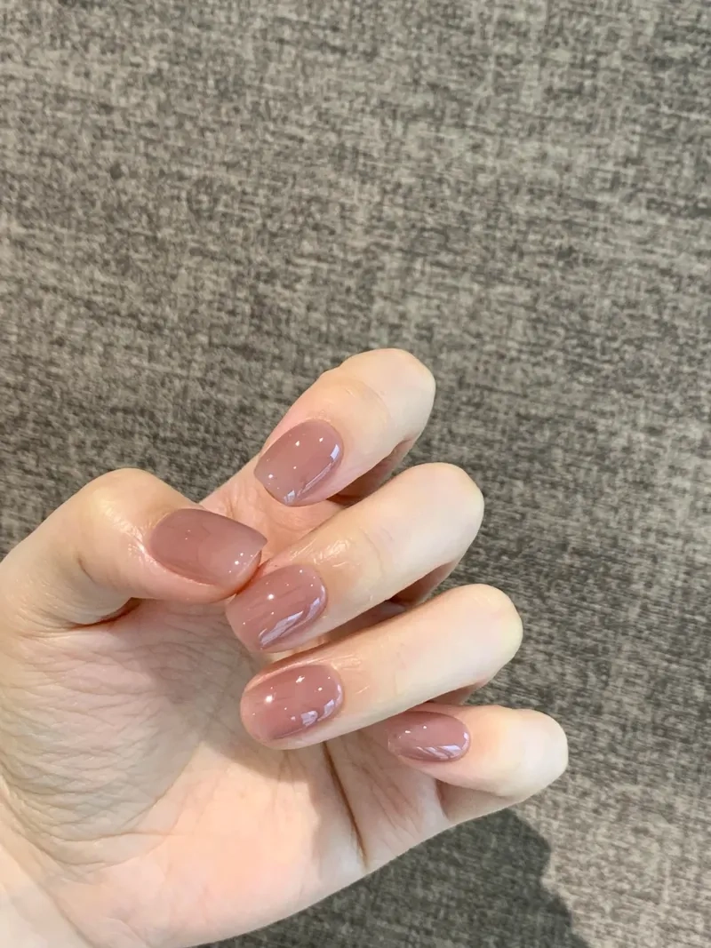 Móng sơn gel trơn đơn giản mà vẫn thu hút mọi ánh nhìn