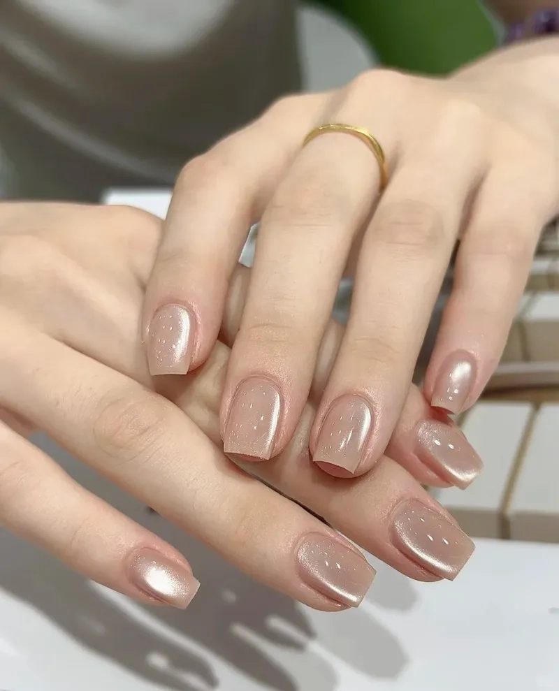 Móng sơn gel đơn giản phù hợp với cô nàng yêu sự tối giản tinh tế