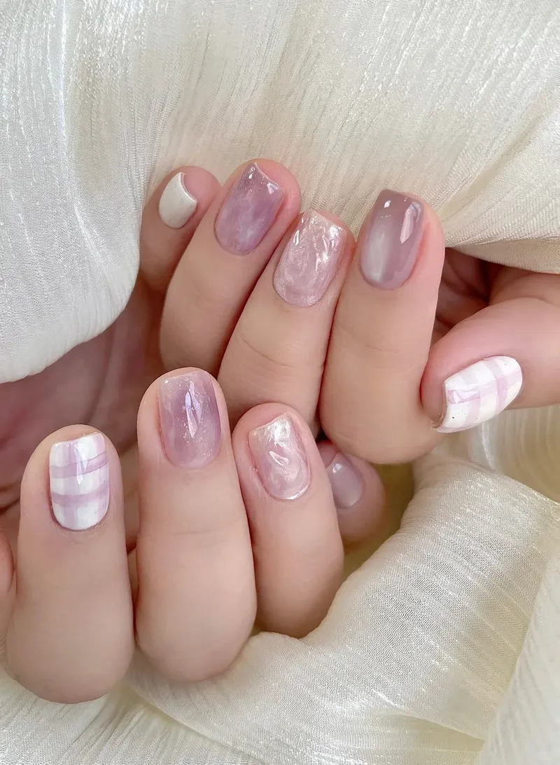 Móng tay tím tạo điểm nhấn nhẹ nhàng đầy cuốn hút