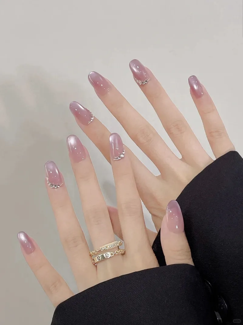 Móng màu tím nhạt đem lại cảm giác thanh lịch và dịu dàng