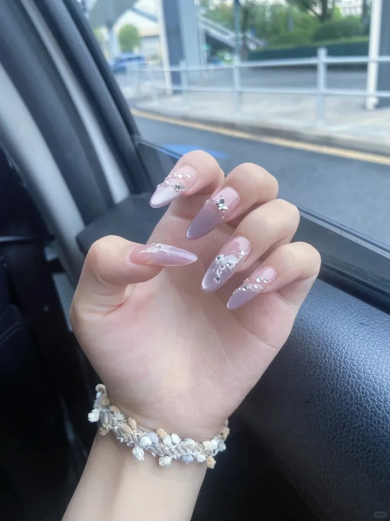 Móng tay giả màu tím dễ dàng thay đổi phong cách mỗi ngày