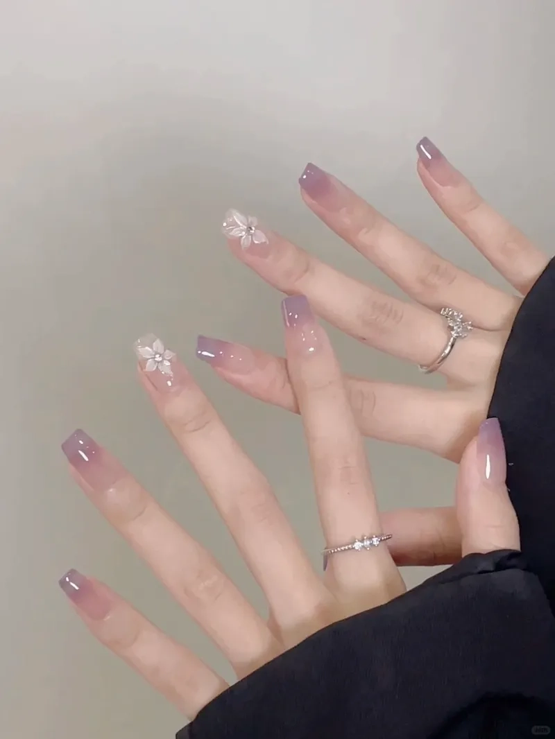 Móng tay màu tím đẹp tôn lên sự nữ tính và cuốn hút