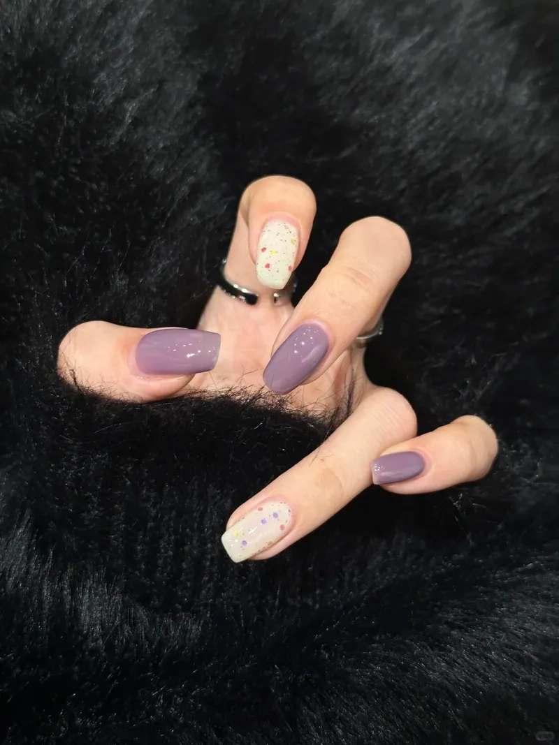 Sơn móng tay tím sắc tím đậm phong cách sang trọng