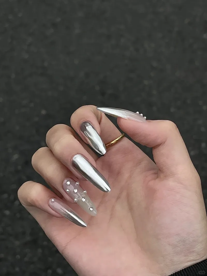 Sành điệu và hiện đại cùng tráng gương nail đầy cuốn hút