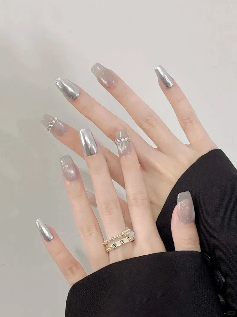 Lựa chọn hoàn hảo cho bạn với móng tráng gương lấp lánh