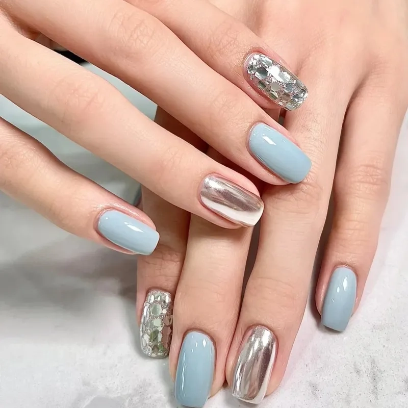 Phong cách sang trọng qua mẫu móng tráng gương tinh tế