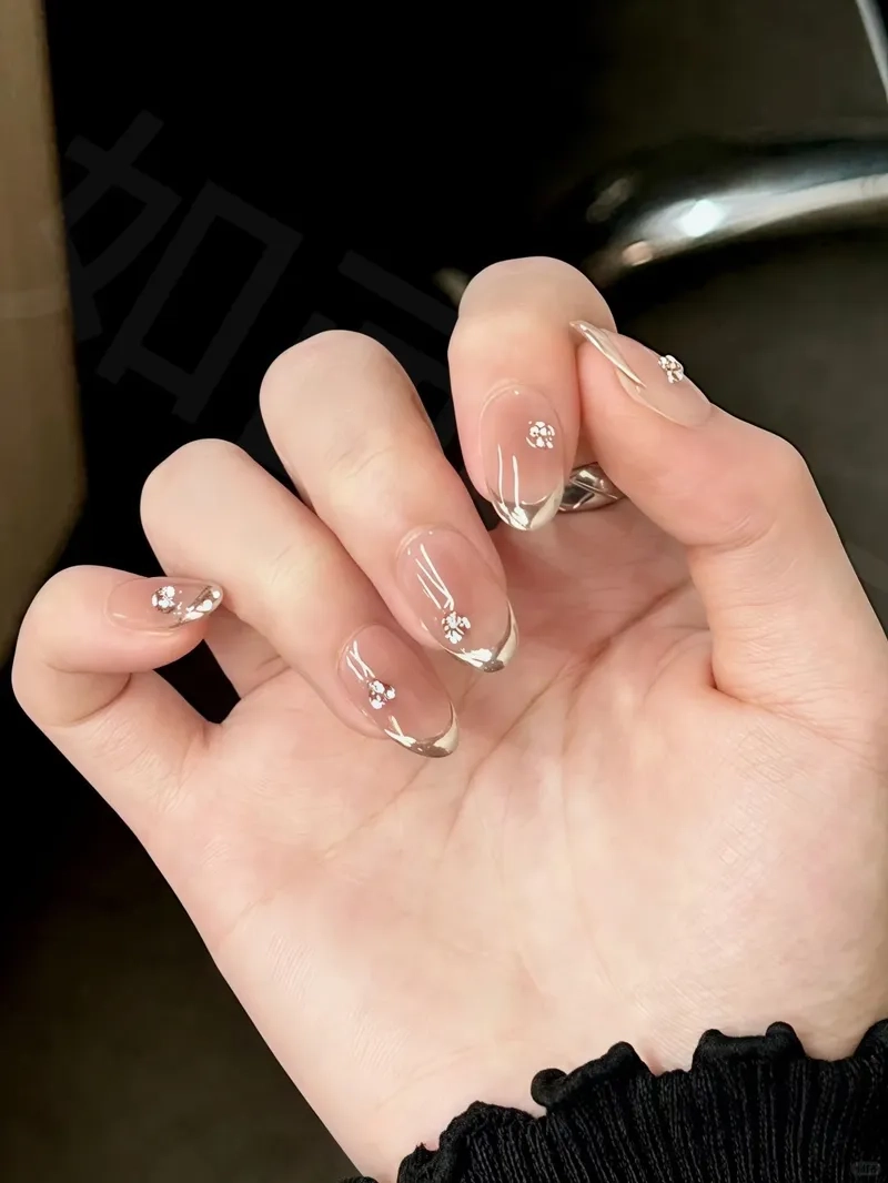Cá tính đậm nét qua nail tráng gương nổi độc đáo