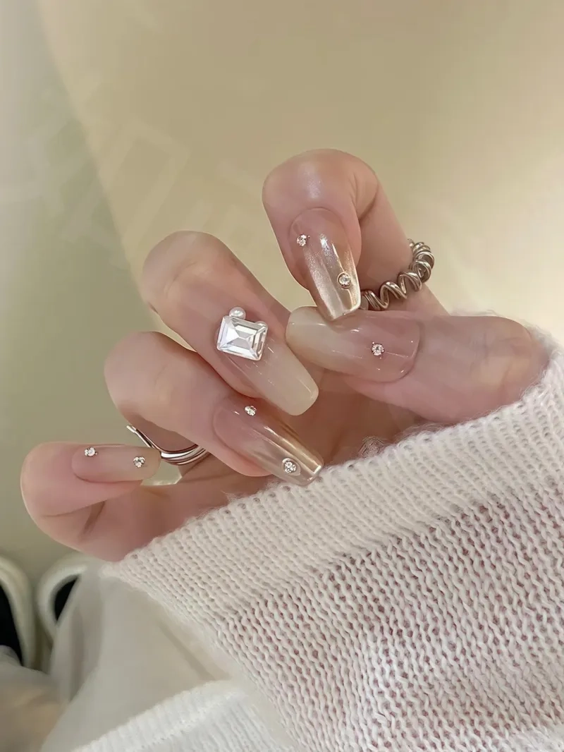 Phong cách dẫn đầu với tráng gương nails hiện đại