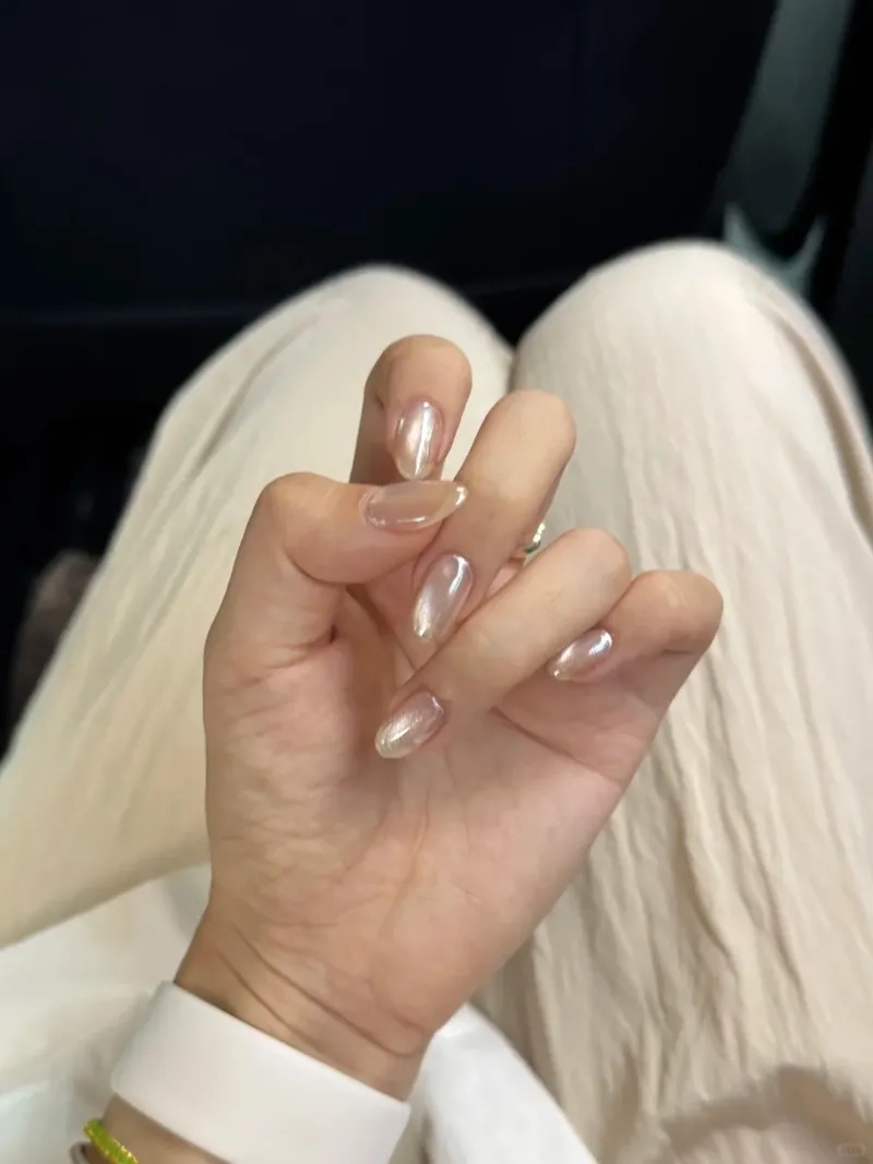 Phong cách nổi bật nhờ màu nail tráng gương sang trọng