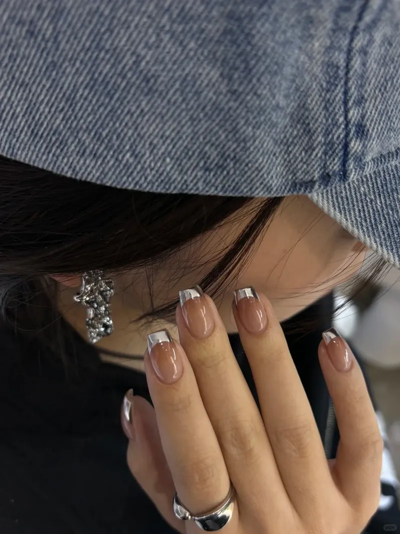 Tỏa sáng dịu dàng cùng màu tráng gương nail lung linh