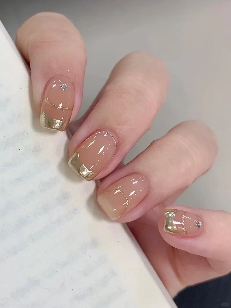 Thanh lịch với móng tay tráng gương đẹp tinh tế