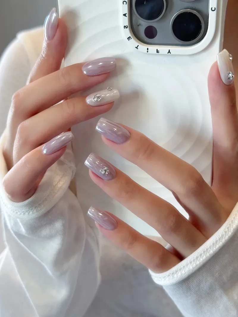 Phong cách sang trọng với tráng gương móng lấp lánh