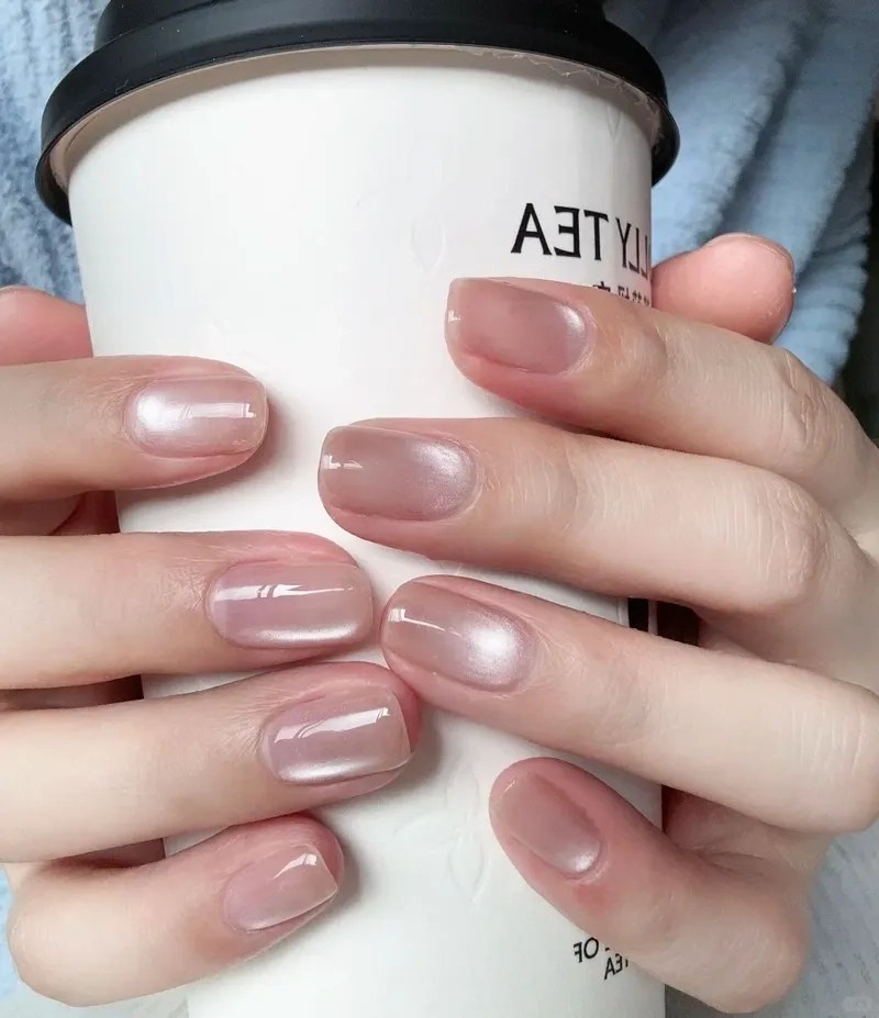 Nét đẹp sang trọng với móng trơn đẹp dễ phối đồ