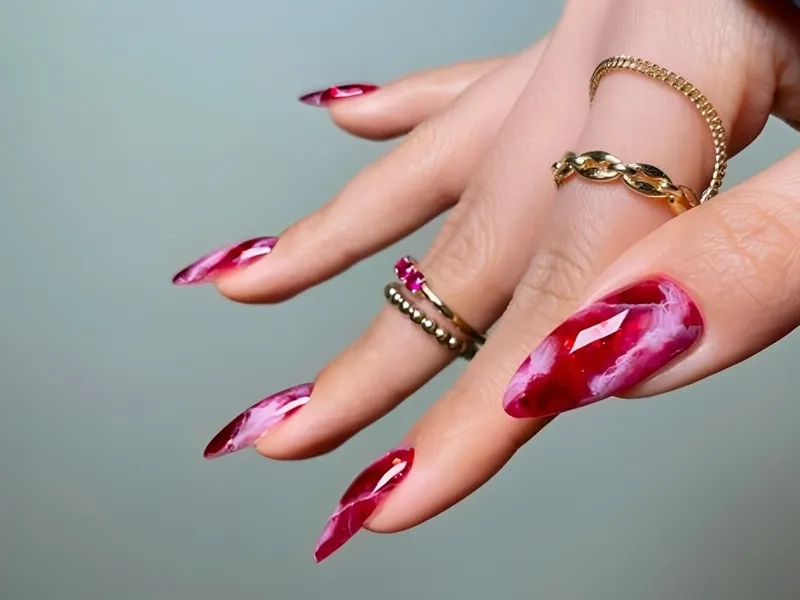 Mẫu nail loang vân đá thu hút từ lần nhìn đầu tiên