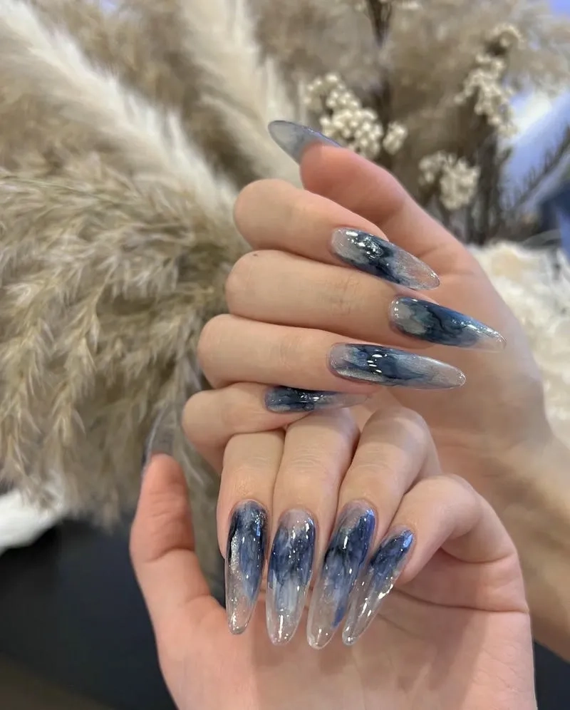 Mẫu nail vân đá cẩm thạch sang xịn hợp mọi outfit