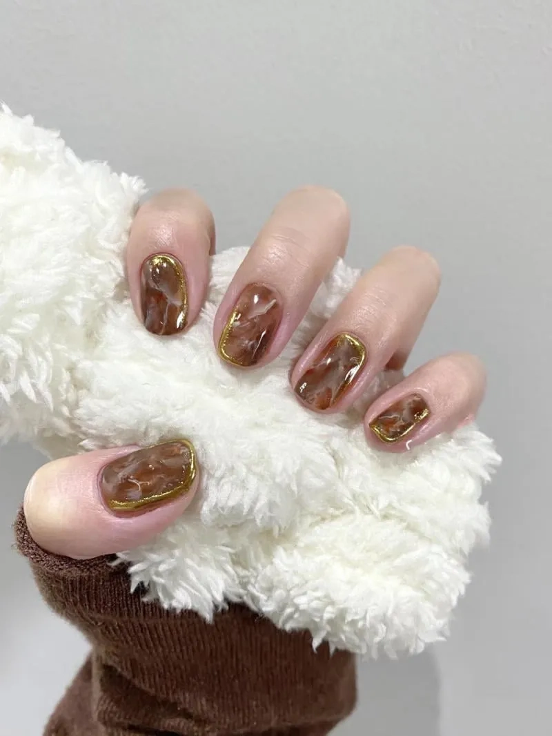 Mẫu nail vân đá đẹp được ưa chuộng trong năm nay