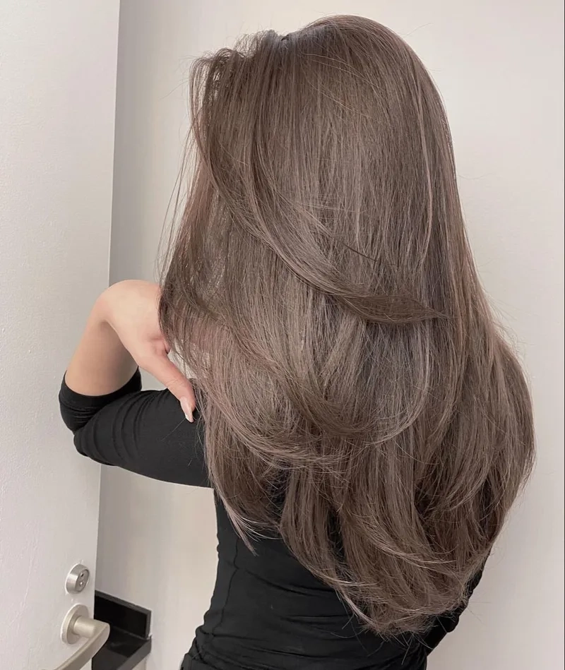 Màu nâu rêu mang lại vẻ đẹp hiện đại và cuốn hút
