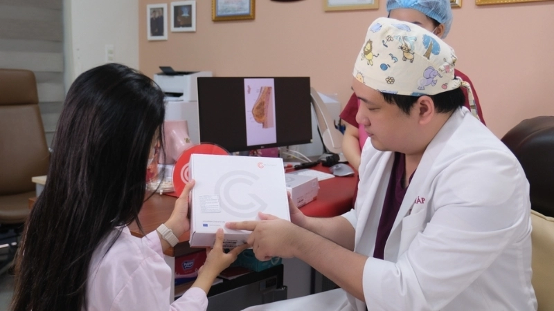 Thăm khám và tư vấn chuyên gia trước khi nâng ngực