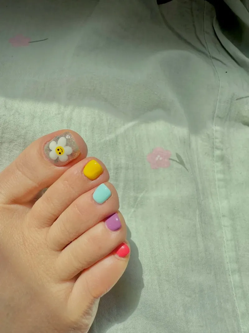 Khám phá phong cách nhẹ nhàng với các kiểu móng chân đẹp đơn giản