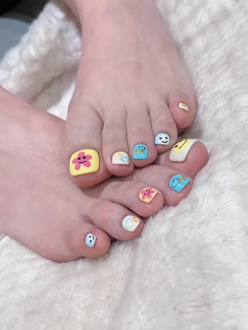 Khám phá đa dạng kiểu dáng trong các mẫu nail móng chân đẹp hiện đại