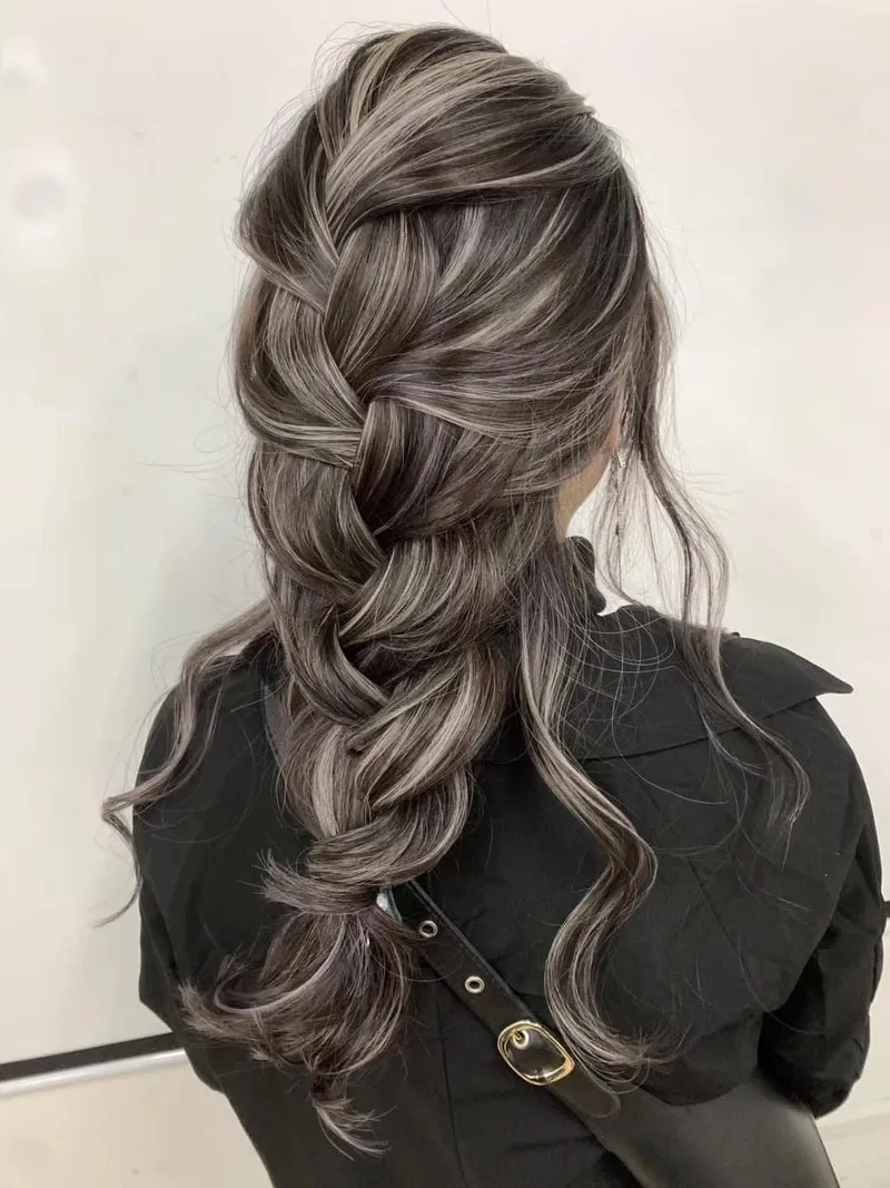 Đổi mới phong cách với kiểu tóc độc đáo highlight tóc đen cá tính