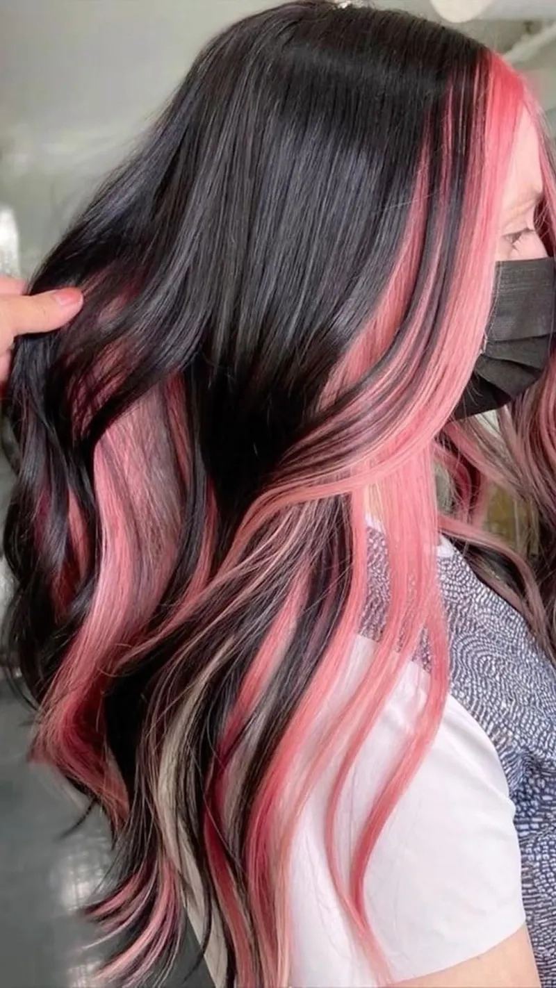 Tỏa sáng mọi lúc mọi nơi với tóc highlight nền đen sang trọng