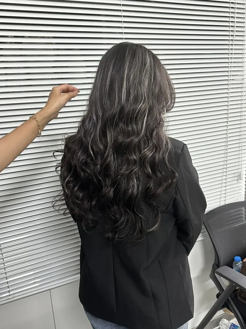 Phong cách đẳng cấp cùng kiểu tóc đen highlight bạch kim thu hút